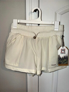 Avalanche Athletic Shorts in Cream Size Small NWT